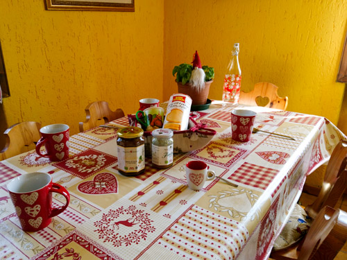 tavola colazione appartamento gnoma fragolina